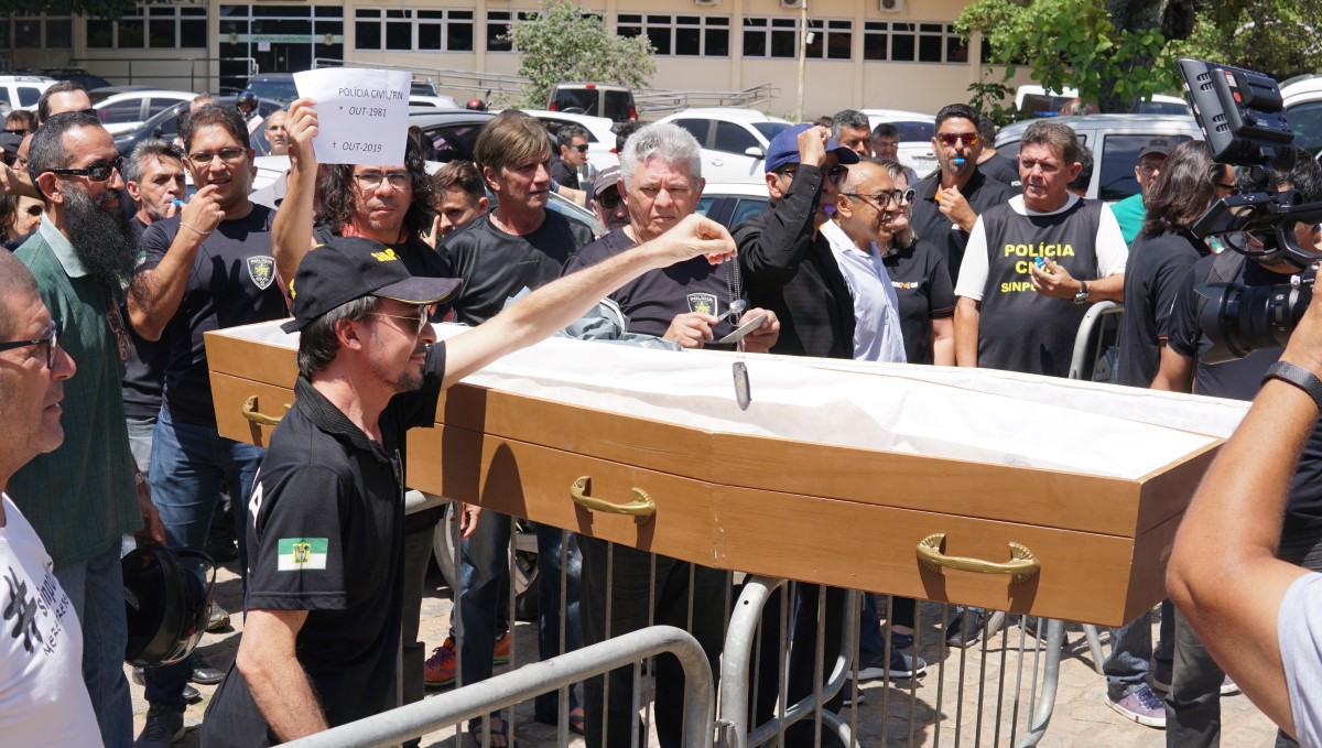 Civis fazem cortejo fúnebre contra proposta de Fátima para reduzir salários
