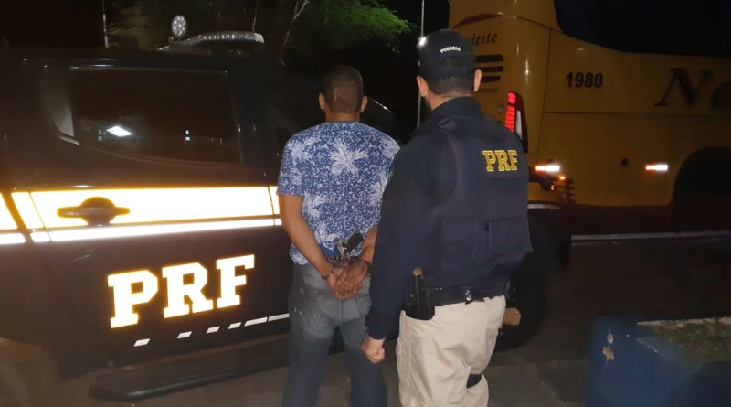 Passageiro é preso pela PRF com arma e munições em ônibus Natal-Fortaleza