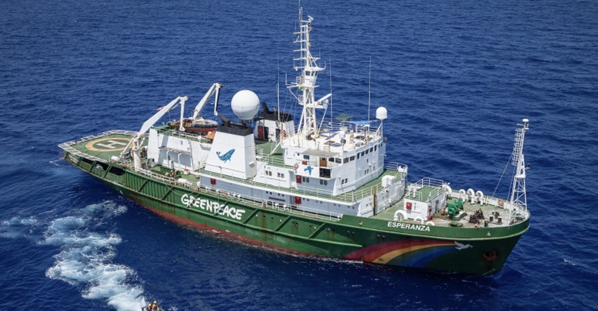 Navio do Greenpeace esteve na área do despejo de óleo no Nordeste