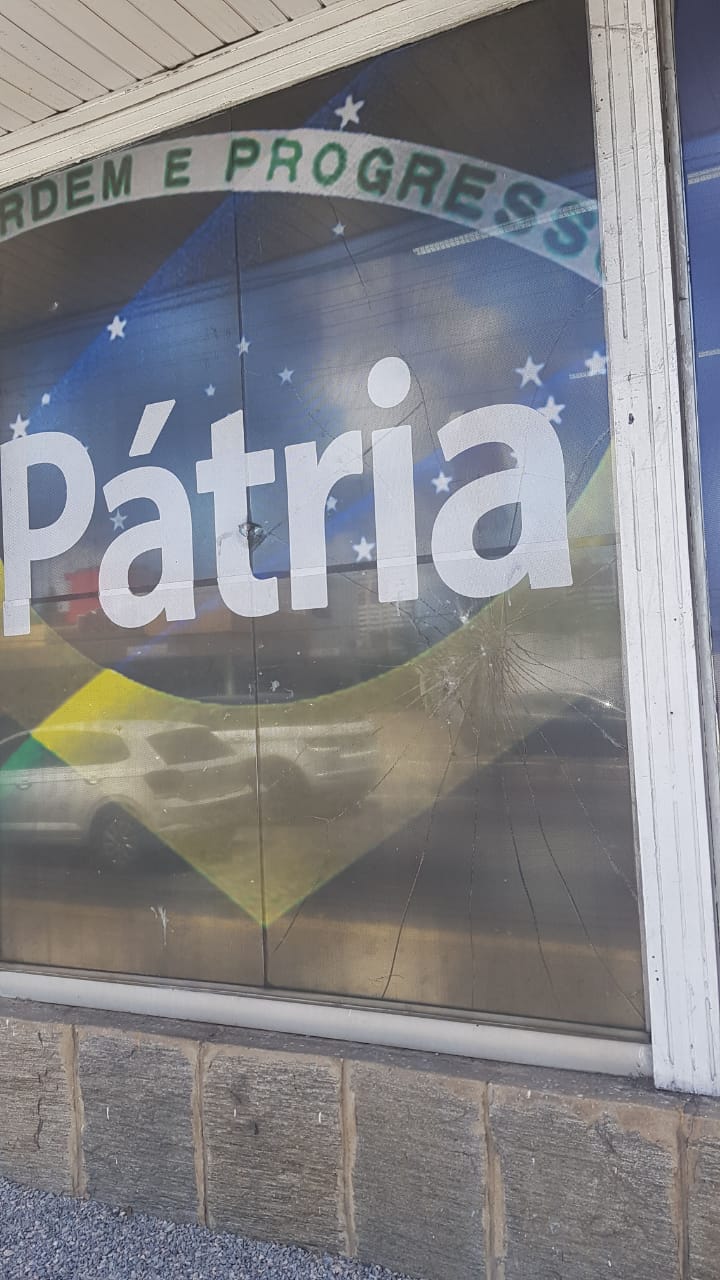 PSL tem sede depredada durante parada gay em Natal-RN