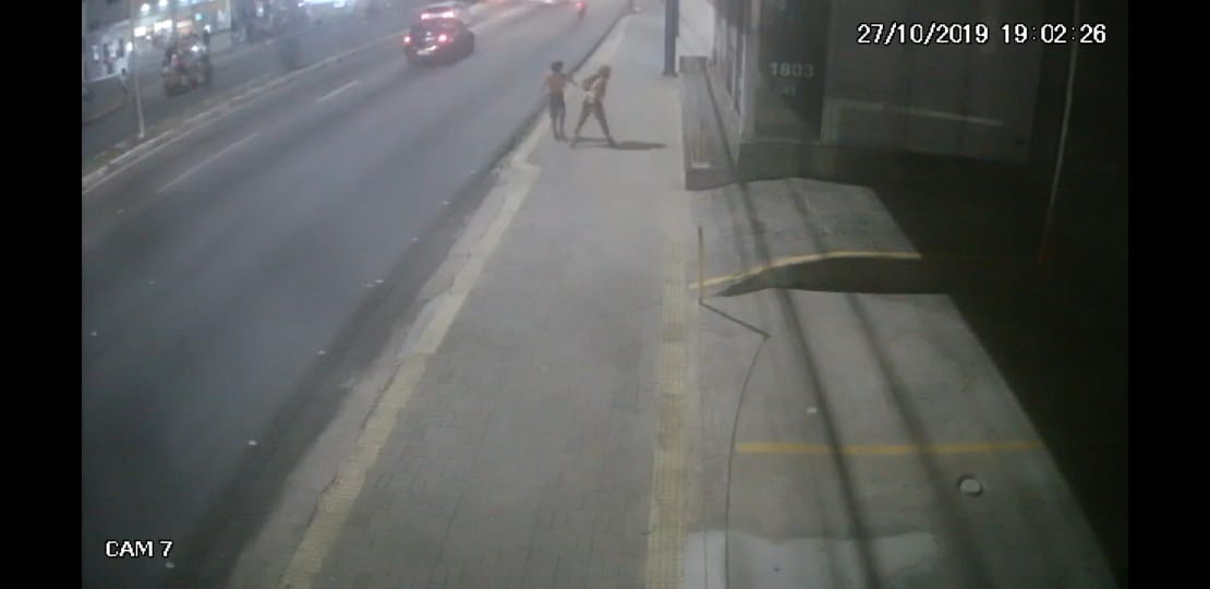 (VÍDEO) Assista ao ataque de participante da parada LGBT a sede do PSL em Natal