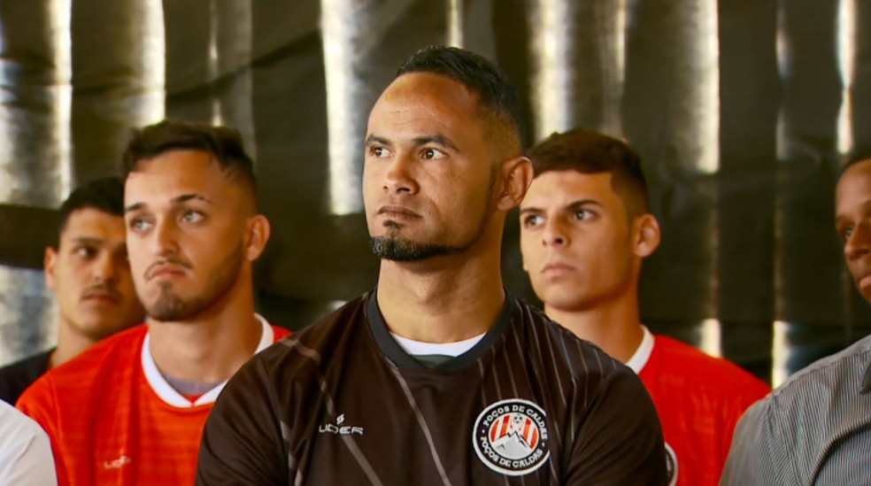 Goleiro Bruno rescinde contrato após 45 minutos em campo e salários atrasados