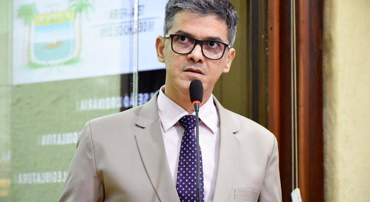 Deputado defende que servidores efetivos recebam salários antes de comissionados