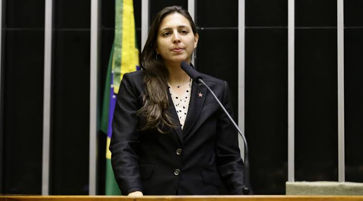 "Projeto da família Bolsonaro não cabe na democracia", diz Natália Bonavides