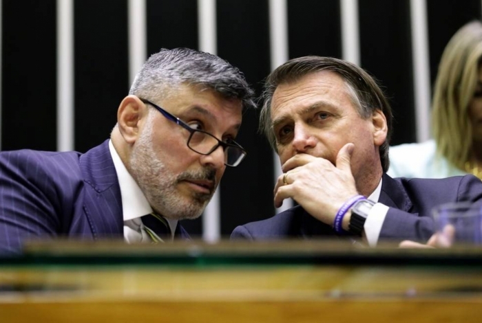 Frota fala que Bolsonaro afirmou querer 'continuar transando' com ele; assista
