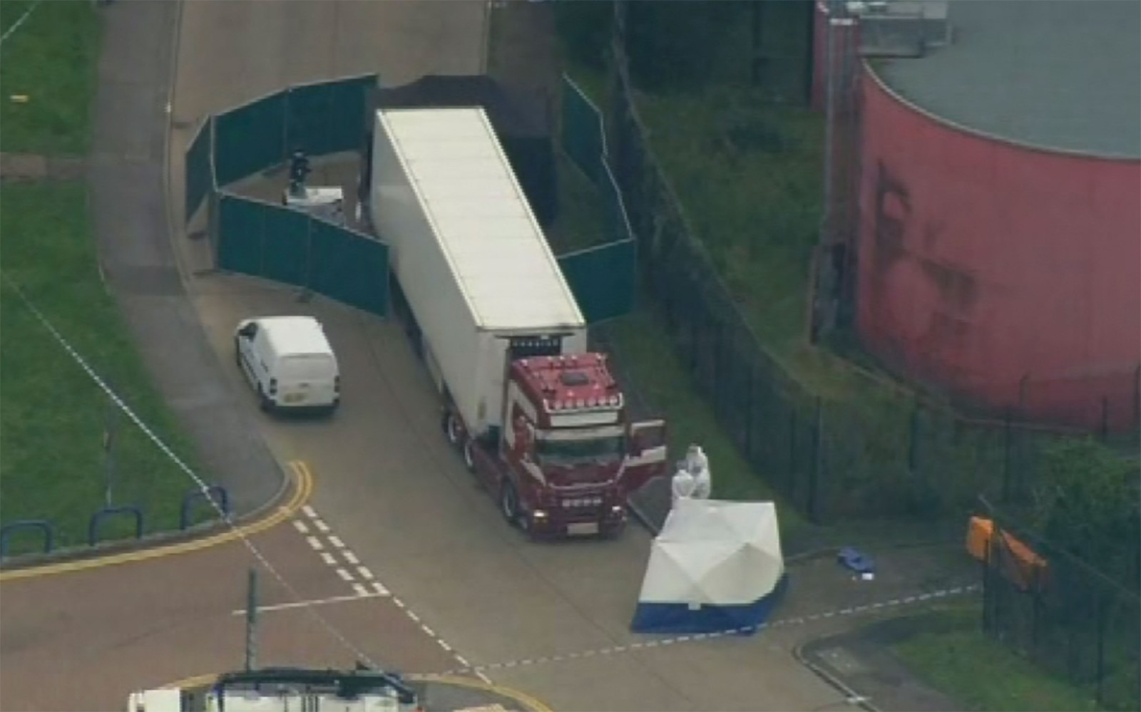 Polícia descobre nacionalidade dos corpos encontrados em caminhão em Londres