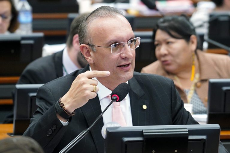 Comissão aprova anistia a PMs e bombeiros de 7 estados e do DF; veja os locais