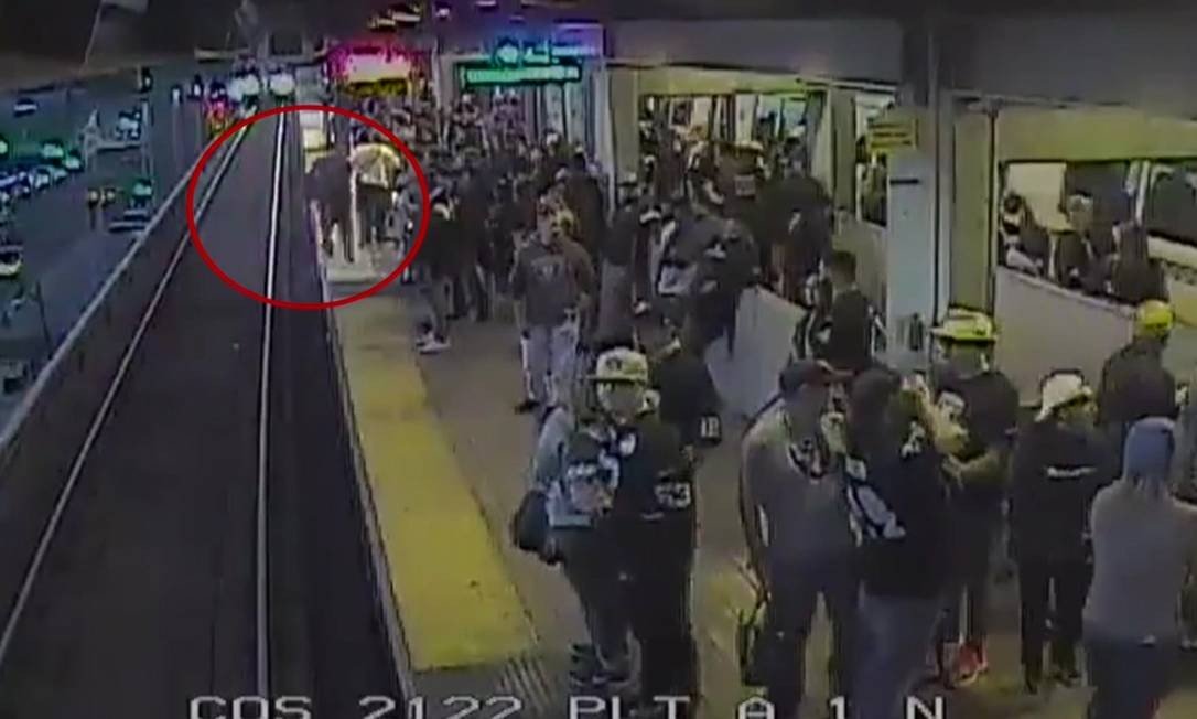 Vídeo; Homem escapa de atropelamento ao cair em trilho do metrô nos EUA