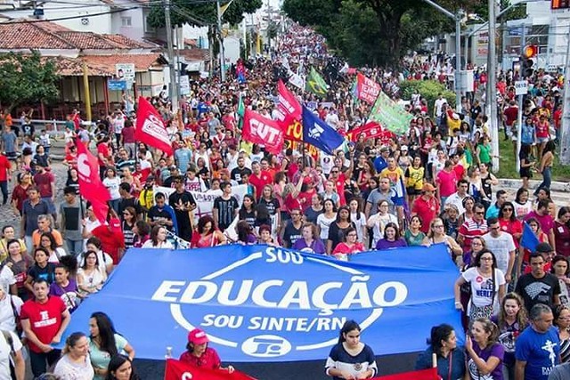 Professores da rede estadual vão parar atividades por 24h para cobrar atrasados