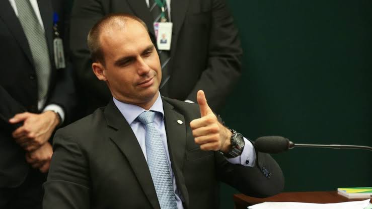 Filho de Bolsonaro que cogitou novo AI-5 receberá título de Cidadão Natalense