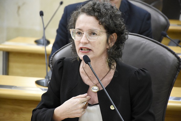 Isolda diz que prefeitos deveriam debater manutenção de municípios e não PROEDI