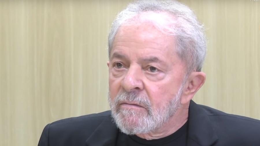 PF cumpre mandado na cela de Lula e ex-presidente reclama: "Palhaçada comigo"