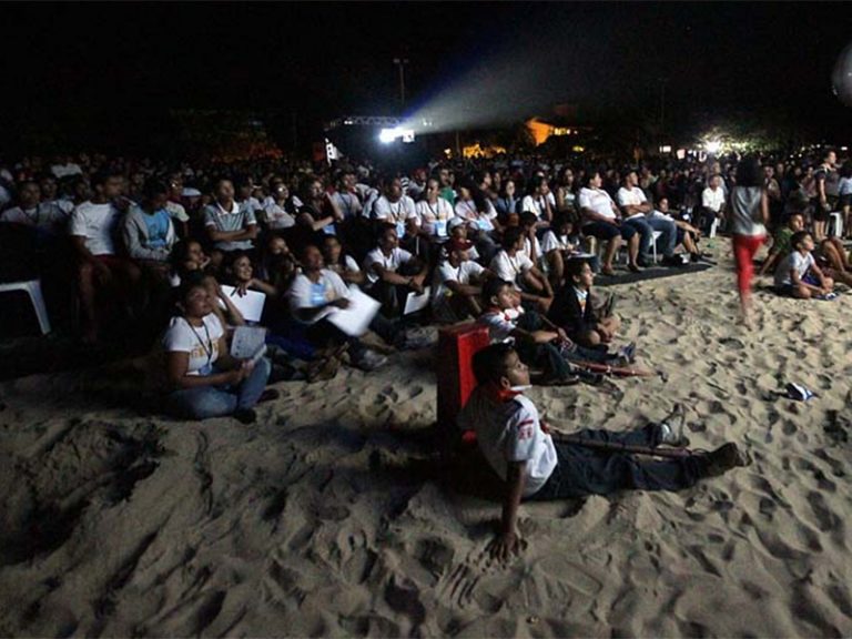 Com 650 cadeiras espreguiçadeiras na areia, Gostoso recebe mostra de cinema