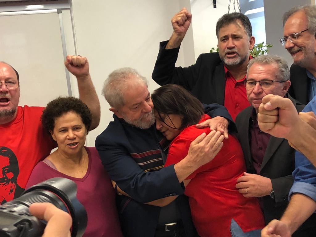 Fátima comemora liberdade de Lula com música "Brilha uma Estrela"