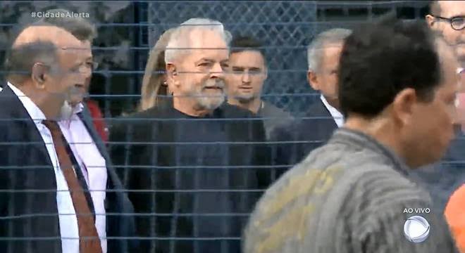 (VÍDEO) Lula deixa a prisão em Curitiba após 580 dias; assista