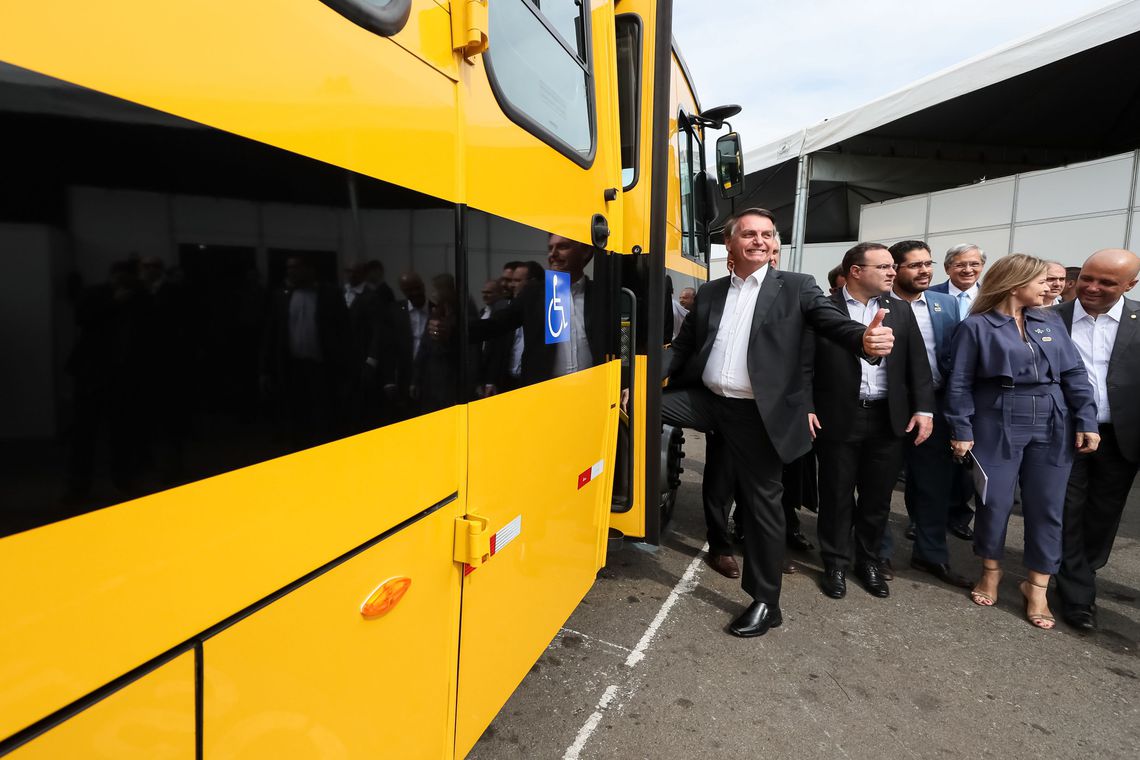 Bolsonaro entrega mais de 200 ônibus escolares em Goiás