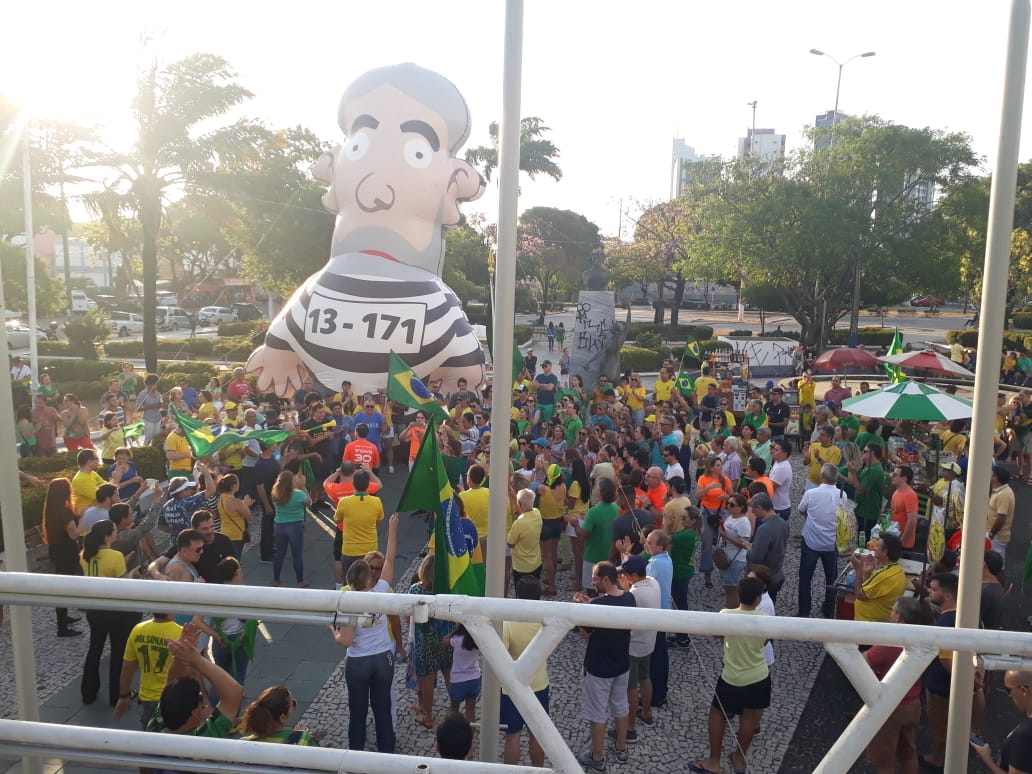 (VÍDEO) Protesto no RN contra STF tem boneco gigante de Lula presidiário; veja