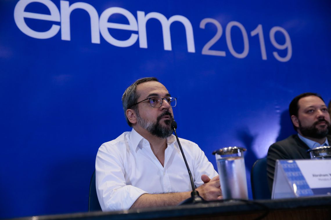Provas do 2º dia do Enem também circulam pelas redes sociais; MEC nega danos