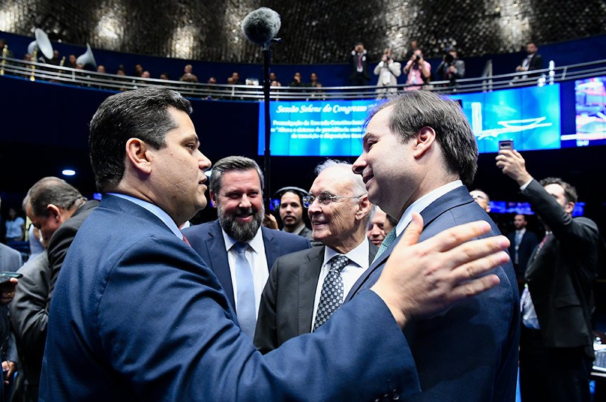 Promulgada emenda da reforma da Previdência;  economia poderá ser de R$ 800 bi