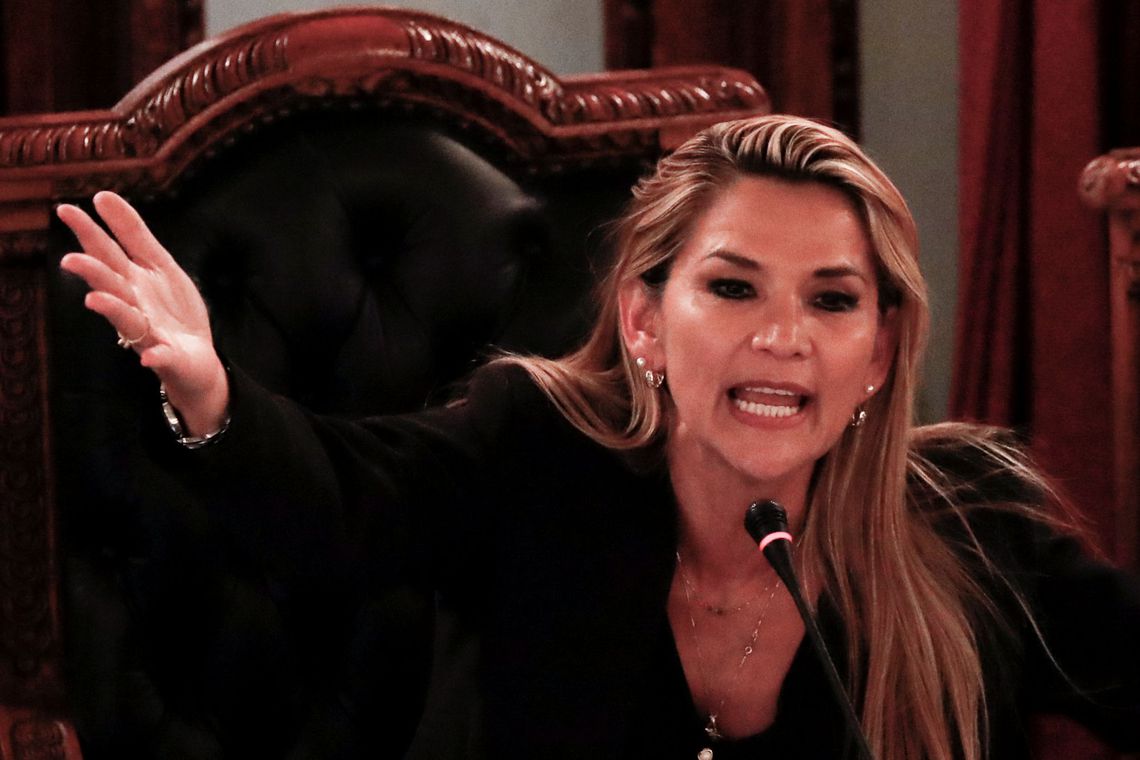 Senadora da oposição declara-se presidente da Bolívia