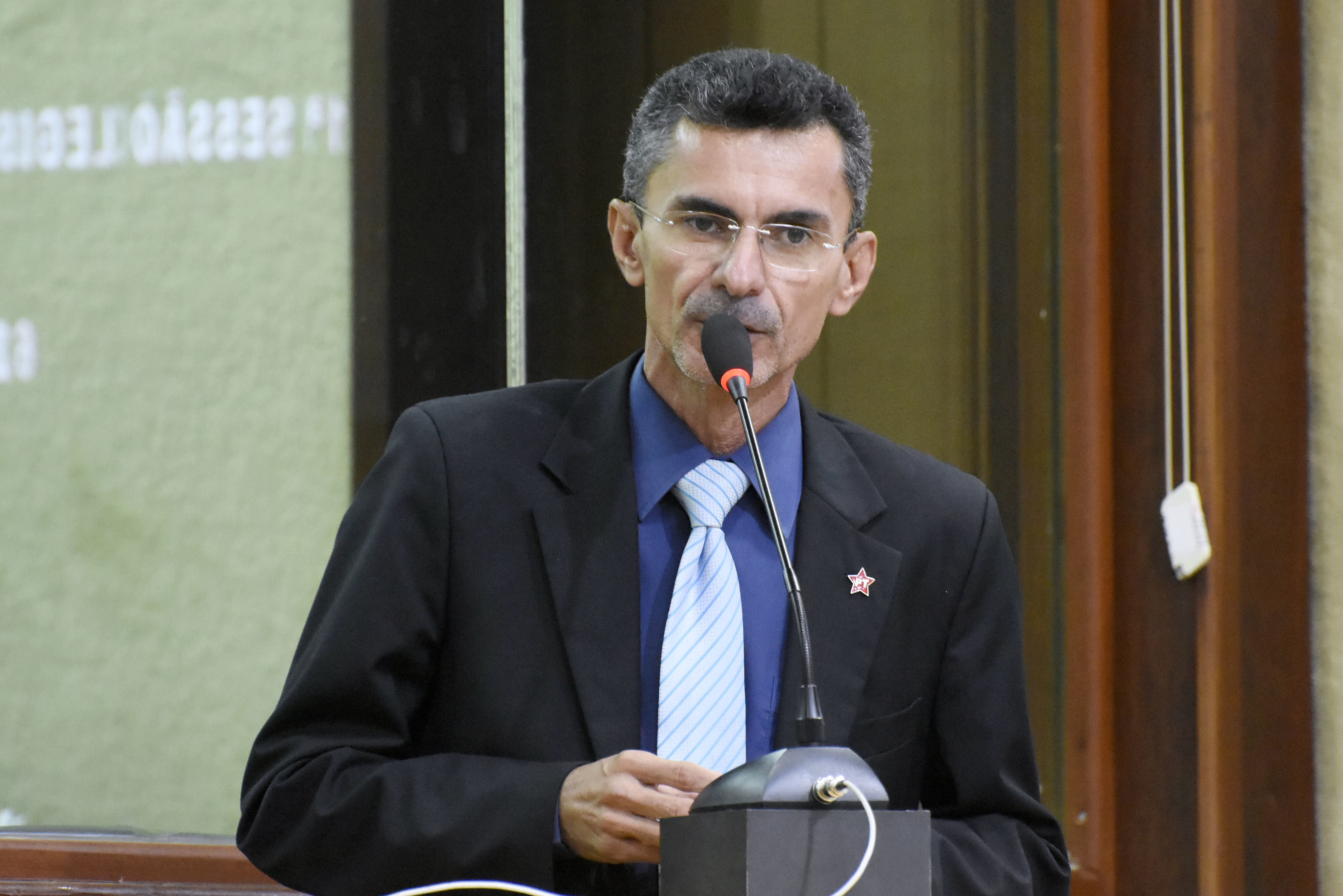 Francisco diz que Governo Federal cortou 45% nos recursos para habitação