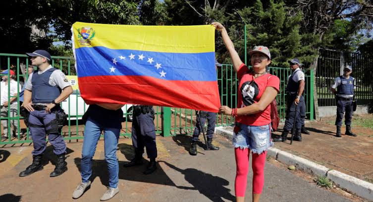 Bolsonaro repudia invasão da Embaixada da Venezuela