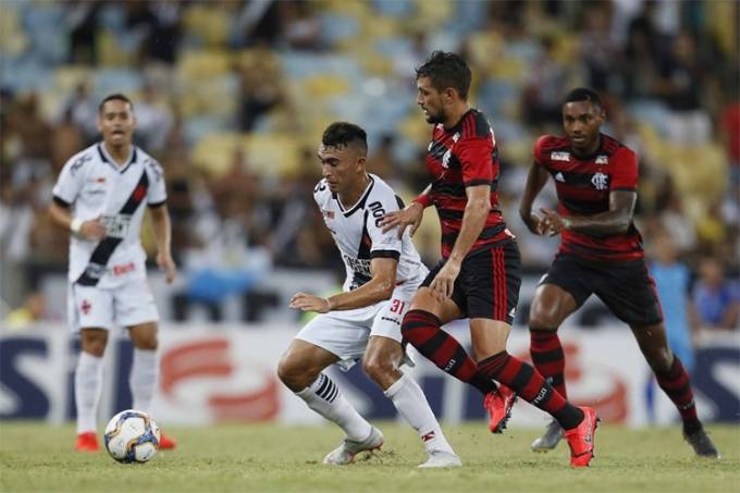 Flamengo e Vasco empatam em jogaço de 8 gols no Maracanã