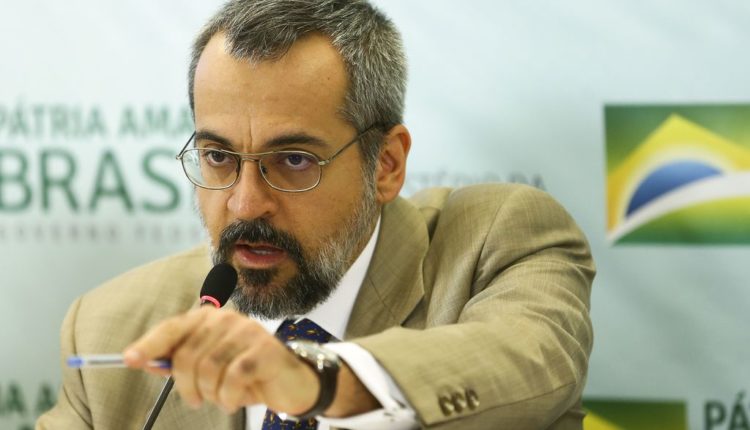 Ministro da Educação chama mãe de seguidora de “égua desdentada”