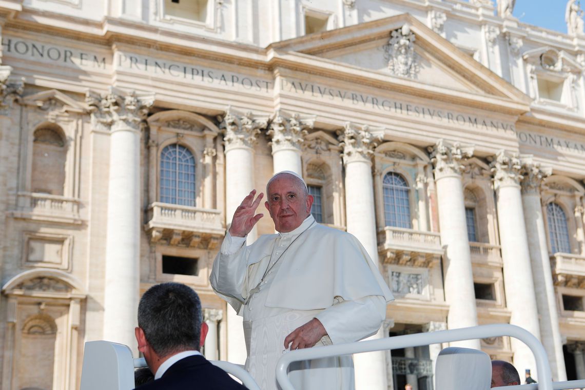 Papa Francisco almoça com moradores de rua