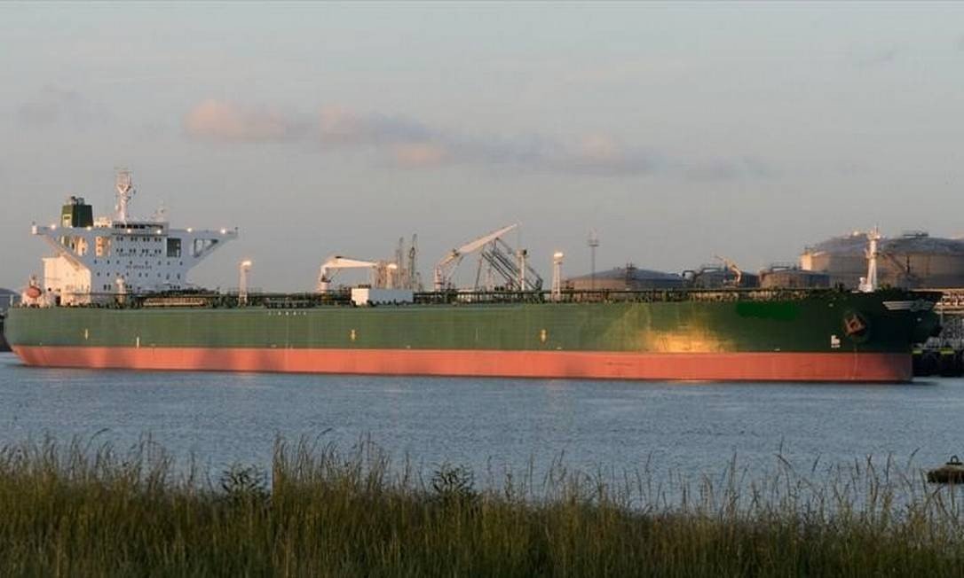Nova imagem pode indicar outra embarcação suspeita de derramar óleo no Nordeste