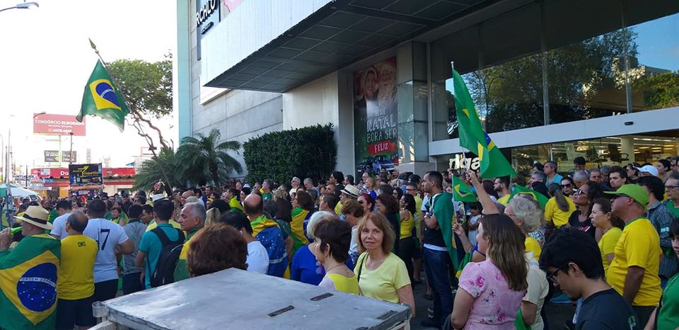 (VÍDEO) No RN, manifestantes jogam tomates em fotos de ministros do STF; assista