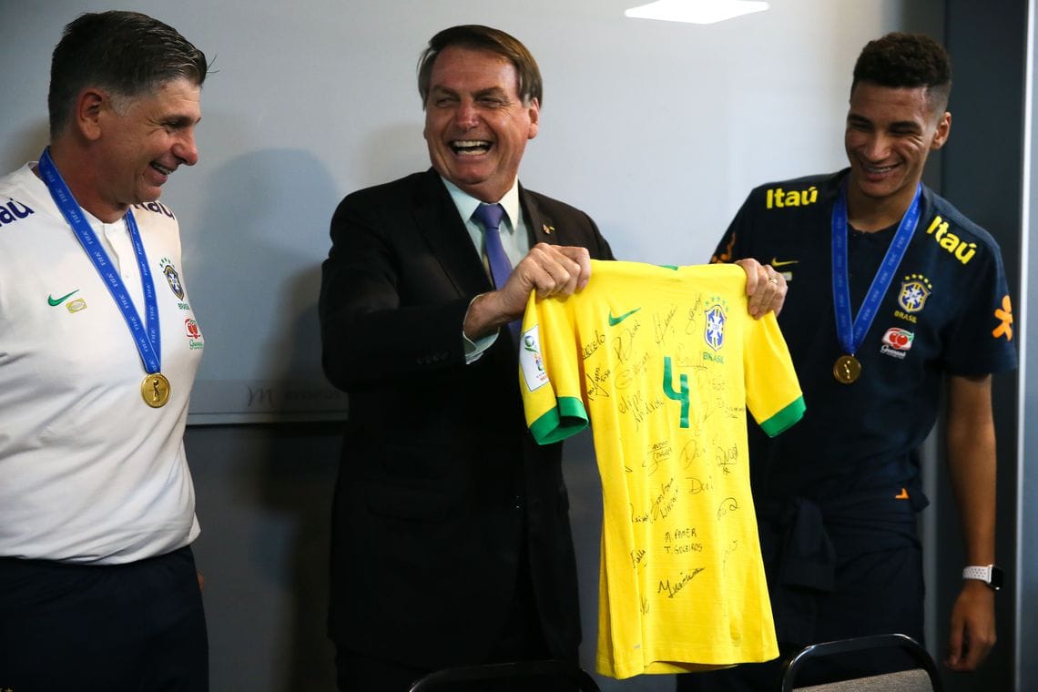 Bolsonaro almoça com seleção do Brasil sub-17, tetracampeã de futebol