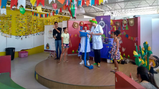 Ação cultural leva música e teatro para divertir crianças internadas em hospital