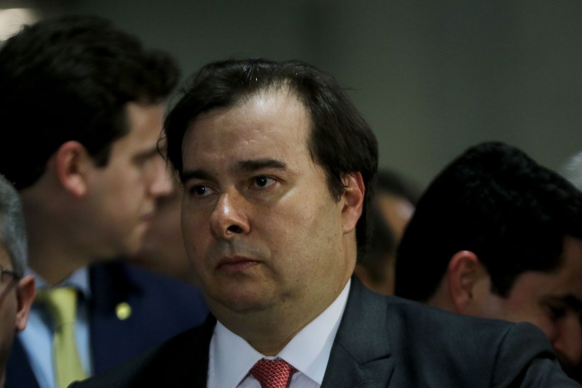 Maia critica deputado por arrancar placa de exposição na Câmara