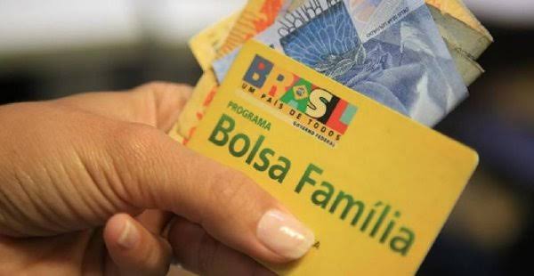 Bolsa Família não tem dinheiro para pagar o 13º prometido por Bolsonaro