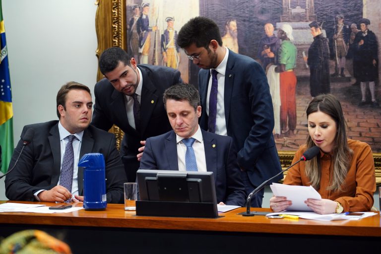 Comissão da Câmara aprova prisão em 2ª instância e pode devolver Lula à cadeia