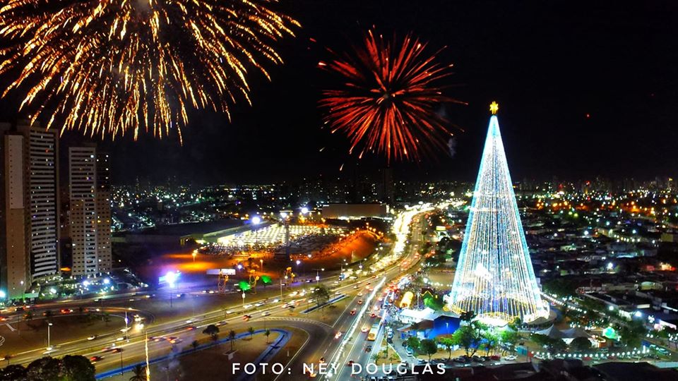 Árvore de Mirassol é acessa e marca início do Natal em Natal 2019