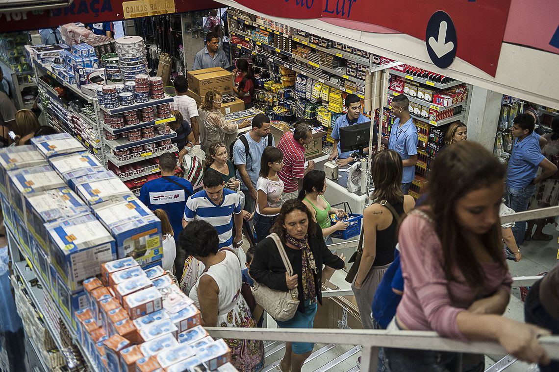 Intenção de gastos das famílias brasileiras cresce 1,3%; quarta alta seguida