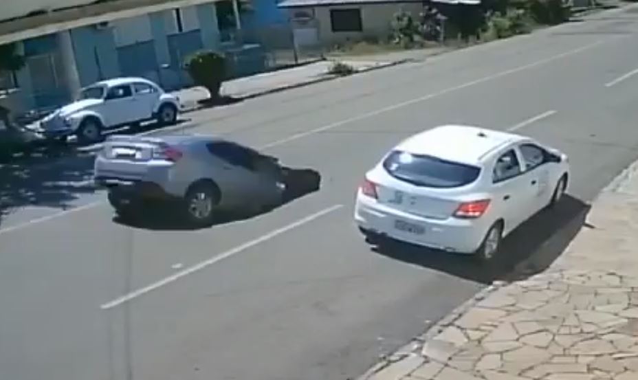 VÍDEO: Cratera se abre e engole carro completamente; assista