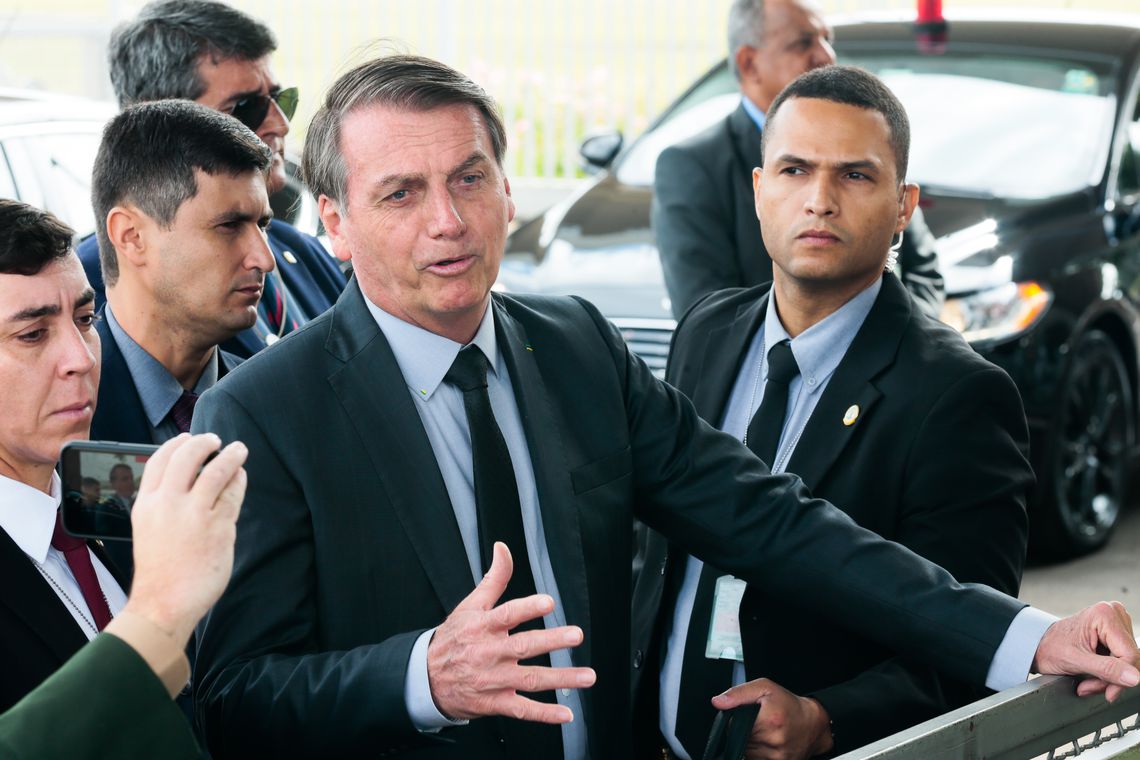Bolsonaro contrapõe Lula e diz que “ladrão de celular tem que ir para o pau”