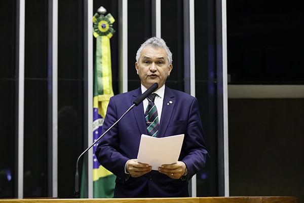 "Ofensa à democracia no Brasil", diz Girão sobre encontro entre Lula e Maia