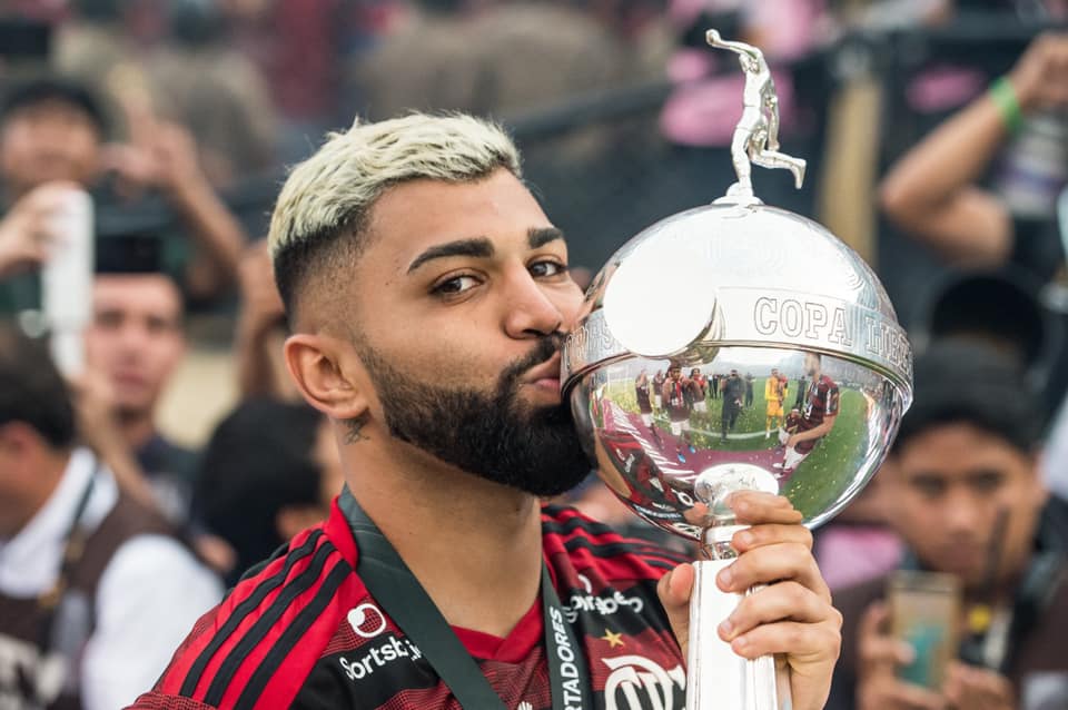 VÍDEO: Witzel se ajoelha diante de Gabigol, que ignora reverência; assista