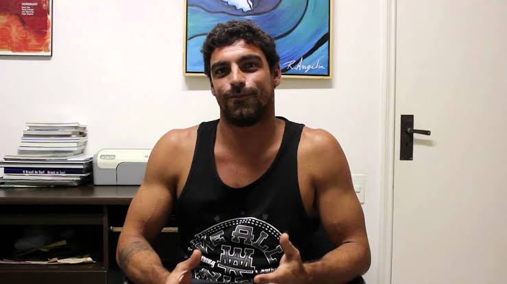 Surfista brasileiro passa mal na água e morre durante prova no RJ