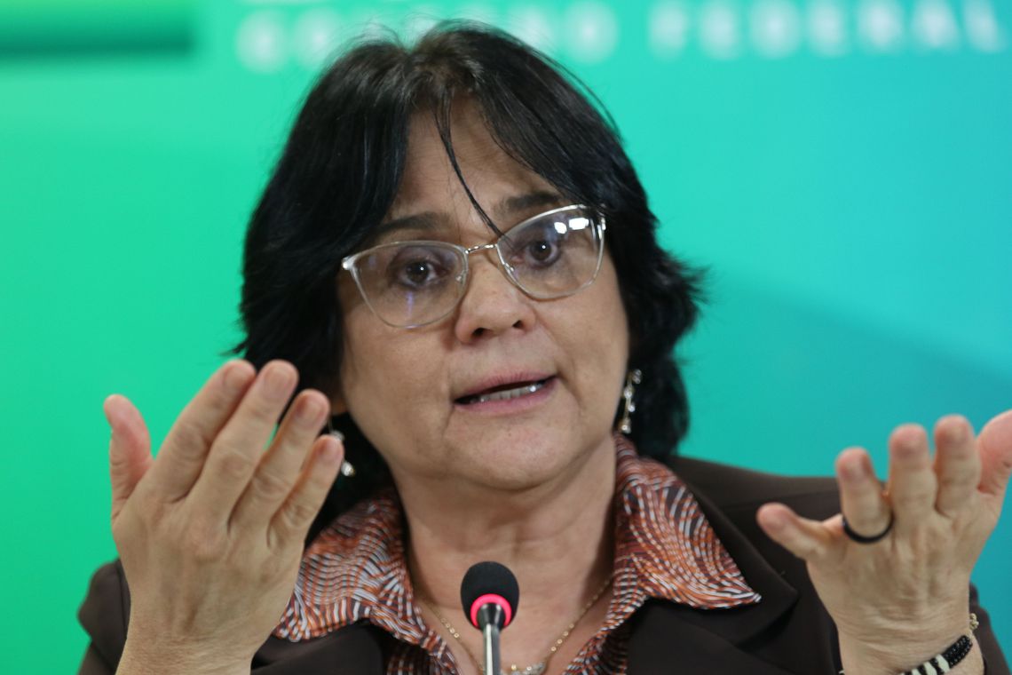VÍDEO: Damares convoca imprensa, não fala nada e depois revela que era encenação