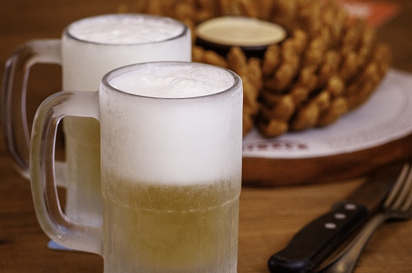 Na Black Friday, Outback presenteia clientes com dois chopp grátis