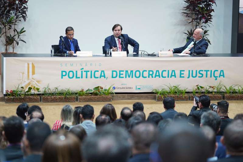 VÍDEO: Paulo Guedes tem que procurar AI-5 no Google, diz Rodrigo Maia