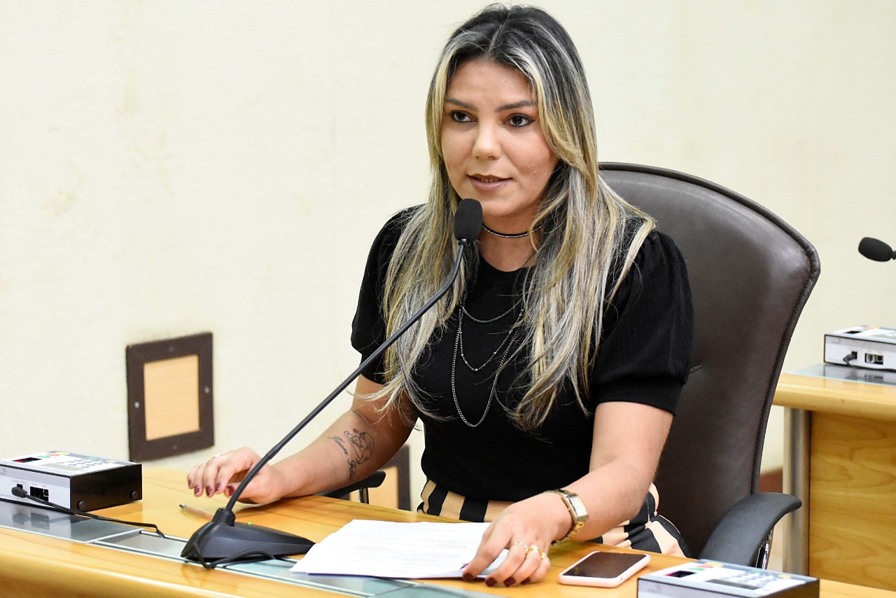 Deputada assina ficha de filiação em grande evento do Republicanos