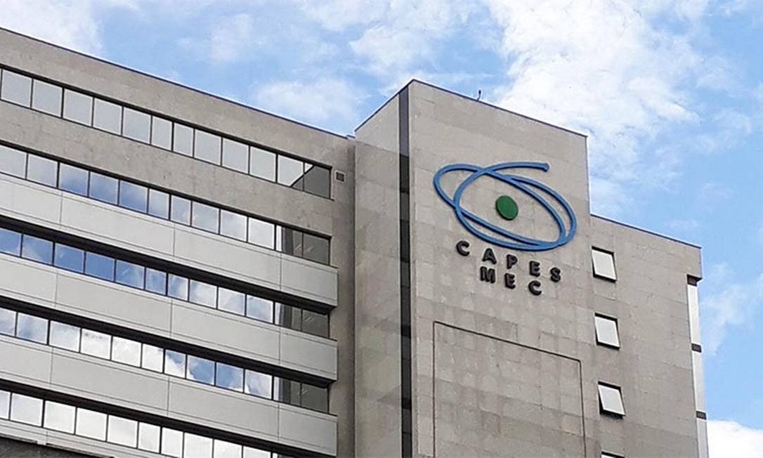 Capes anuncia 1.800 bolsas de pesquisa de pós-graduação