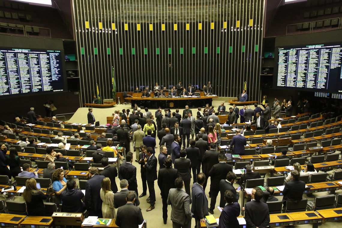 Câmara aprova MP que cria o Médicos pelo Brasil; Senado tem 24h para votar