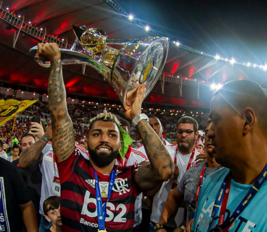 Flamengo goleia Ceará e levanta a taça de campeão brasileiro de 2019